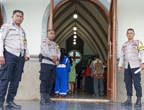Hangatnya Sambut Baru di Lewolaga, Personel Polsek Titehena Hadir Menjaga Sukacita Umat