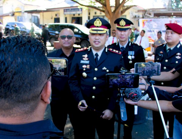 Usai Upacara, Polres Flores Timur Bersama Forkopimda dan Tokoh Masyarakat Musnahkan 863 Senpira dan Sajam Hasil Penyerahan Sukarela Masyarakat