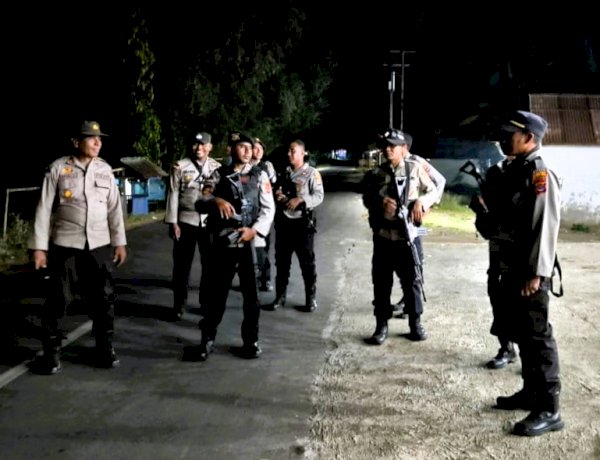 Patroli Jalan Kaki Polres Flores Timur Jaga Kondusivitas Wilayah Adonara Timur