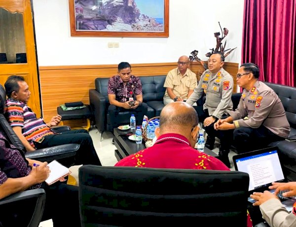 Kapolres Flores Timur Didampingi AKBP Gede Putra Yase dan Bupati Flotim Lakukan Percepatan Rekonsiliasi Pasca Konflik di Adotim Sesuai Arahan Wakapolda NTT