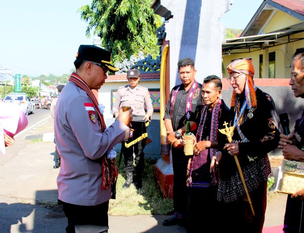 Polres Flores Timur Gelar Tradisi Penyambutan Kapolres Baru