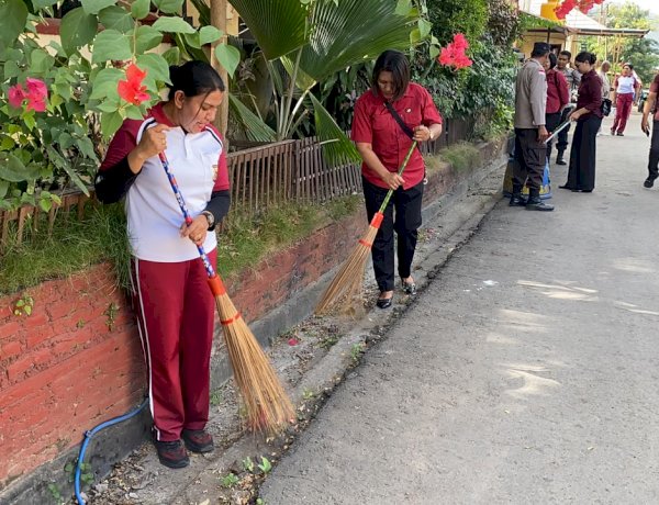 Awali Tugas dengan Kepedulian, Personel Polres Flores Timur Bersihkan Lingkungan Kantor