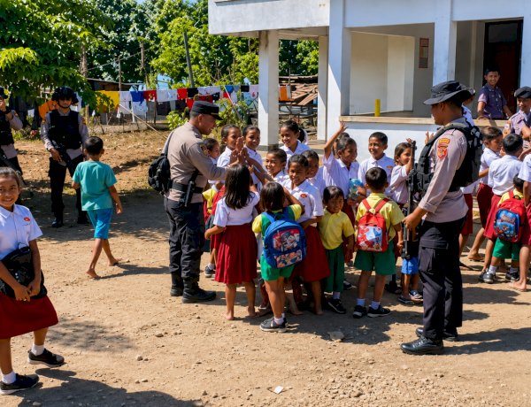 Bukan Sekadar Patroli, Personel Polres Flores Timur Datang Membawa Senyum untuk Anak-anak Riang Rindu
