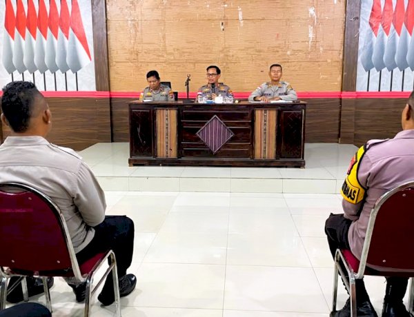Kapolres Flores Timur AKBP Gede Putra Yase Perkuat Kinerja Bhabinkamtibmas Lewat Anev dan Tatap Muka