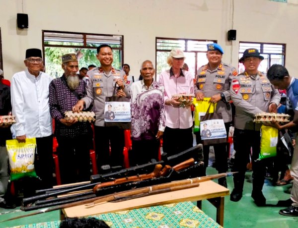 Wakapolda NTT Serahkan 85 Paket Bansos, Perkuat Semangat Persaudaraan Lowonara–Bele