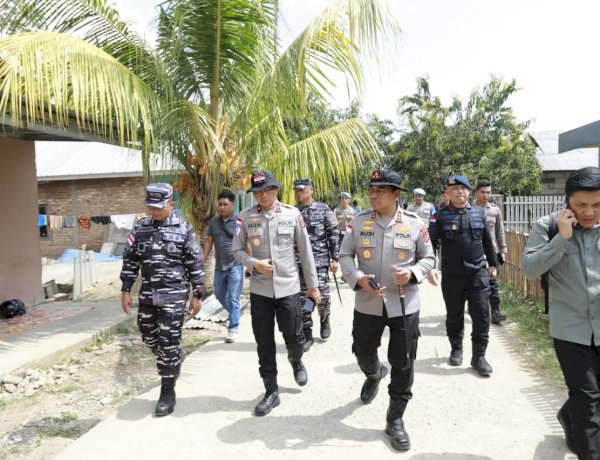Kapolda NTT Tinjau Rumah Warga Terdampak Gempa, Salurkan Bantuan Sosial