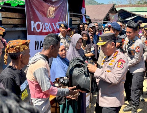 Polri Perkuat Penanganan Gempa NTT, Kapolri Tinjau Lokasi Terdampak dan Serahkan Bantuan