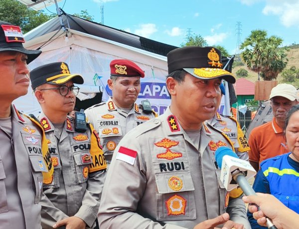 Di Tengah Gempa, Lahir Gempita: Kapolda NTT Sambangi Bayi yang Lahir Saat Bencana di RSUD Aeramo