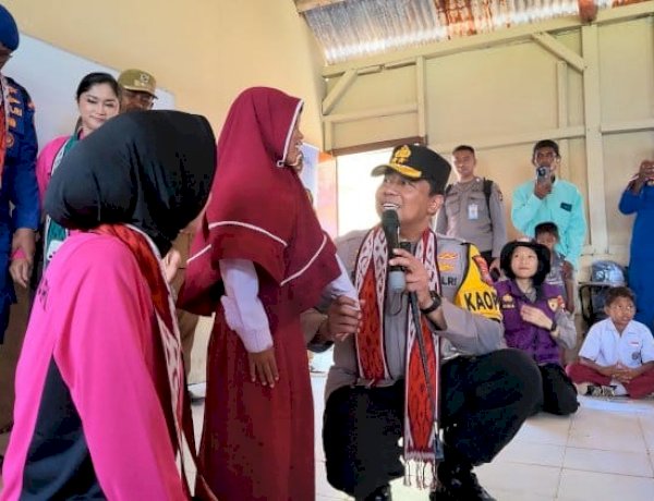 Kapolda NTT Resmikan Revitalisasi MI Al-Hidayah di Pulau Kukusan, Salurkan Bantuan Pascagempa