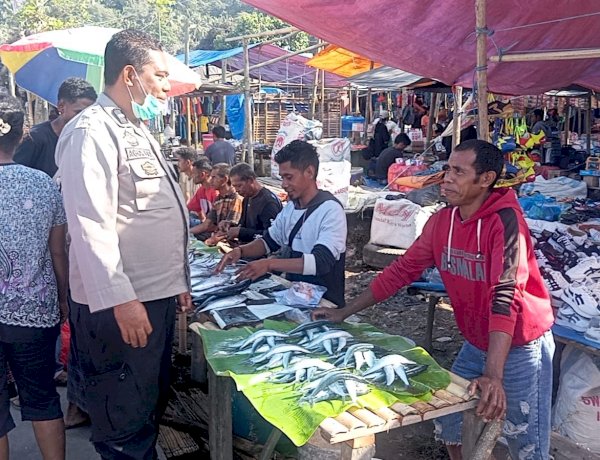 Patroli Humanis di Pasar Boru, Bhabinkamtibmas Terus Ingatkan Warga Aktivitas Gunung Lewotobi