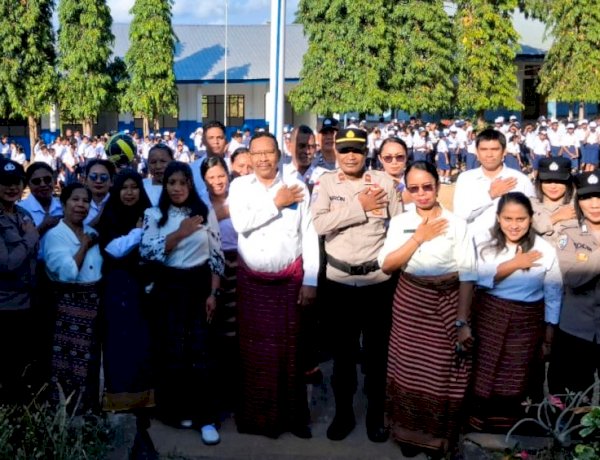 Upacara Bendera di SMPN 2 Larantuka, Sat Binmas Polres Flotim Ajak Pelajar Jauhi Bullying
