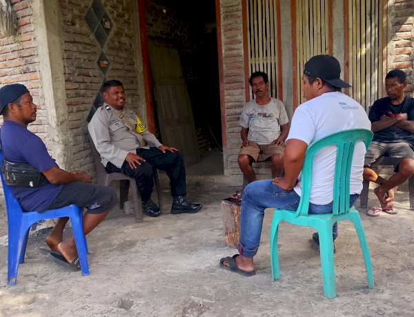 Dari Rumah Warga, Bhabinkamtibmas Nawokote Titip Pesan Aman di Tengah Ancaman Erupsi