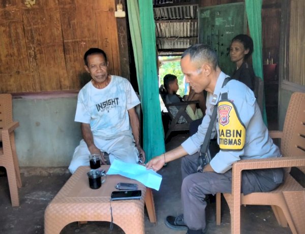 Dari Sambang Jadi Kepedulian, Bhabinkamtibmas Kawela Titip Pesan Jaga Ketenangan Desa