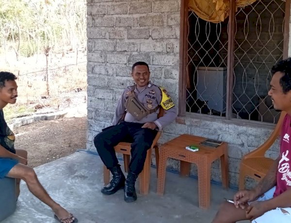 Dekat dengan Pemuda, Bhabinkamtibmas Nihaone Rawat Suasana Desa Tetap Kondusif