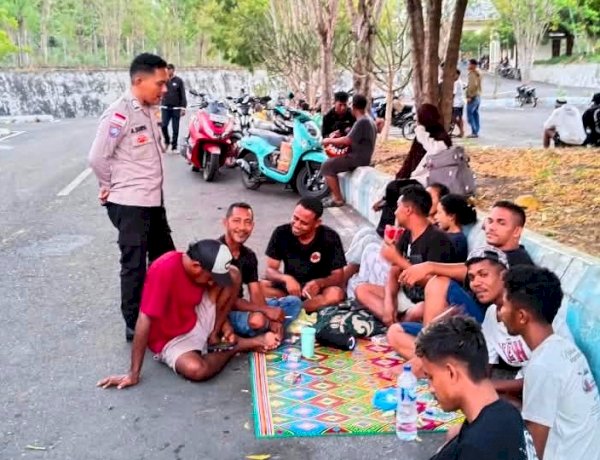 Berdialog di Pelabuhan, Bhabinkamtibmas Bangun Kepercayaan Bersama Warga
