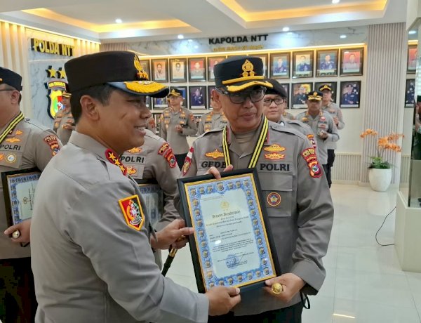 Kapolres Flores Timur AKBP Gede Putra Yase Terima Penghargaan atas Keberhasilan Penanganan Konflik Sosial di Adonara Timur