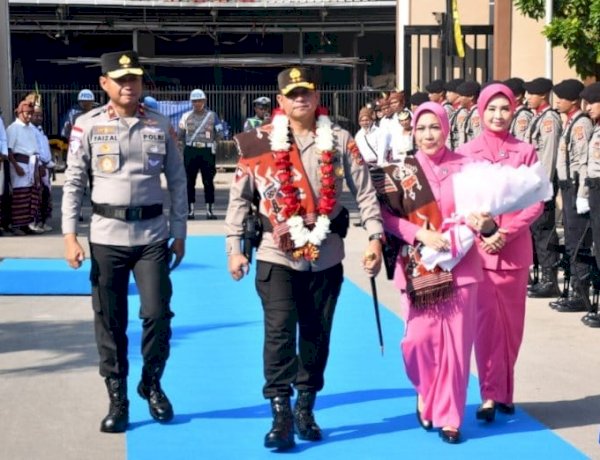 Natoni, Tarian Daerah hingga Pedang Pora, Sambut Kehadiran Kapolda NTT Irjen Pol. Reza Arief Dewanto di Mapolda
