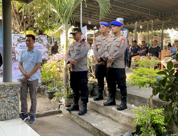 Turut Berduka Cita, Kapolres Flores Timur Sambut Kedatangan Jenazah Bharatu Valdo