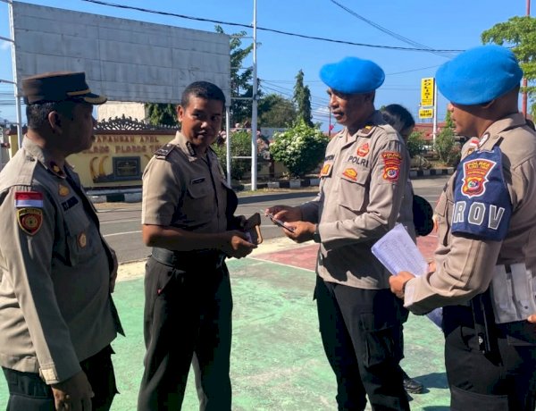 Usai Apel Pagi, Wakapolres Flores Timur Bersama Propam Gelar Penegakan Ketertiban Personel