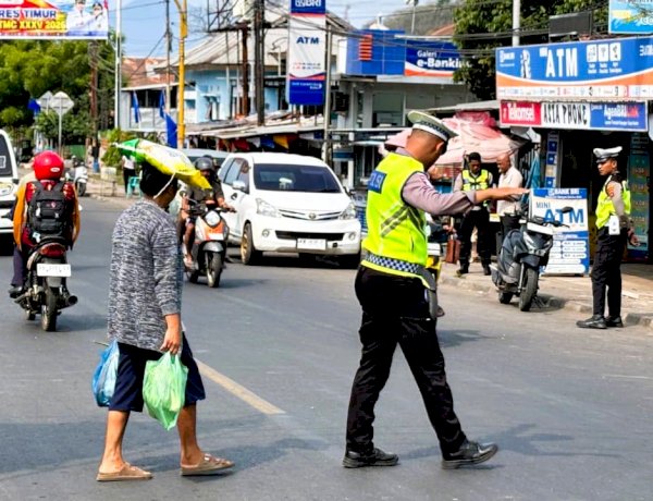 Aktivitas Pasar Meningkat, Sat Lantas Polres Flotim Atur Lalu Lintas di Pasar Inpres Larantuka