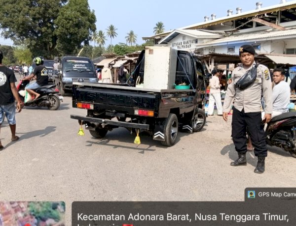 Polsek Adonara Barat Hadir di Pasar Waiwadan, Arus Lalu Lintas Lancar