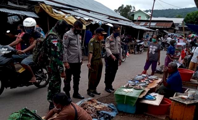 Kapolsek Wulanggitang Pimpin Patroli Gabungan Himbau Protokoler Covid 19 di Pasar Inpres Boru