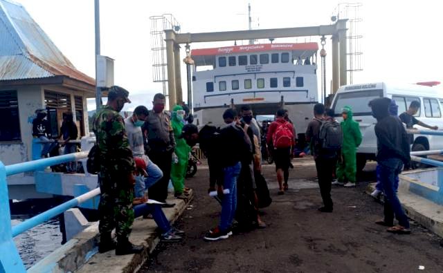 Putus Mata Rantai Penyebaran Covid19, Bhabinkamtibmas Bripka Nelis Bantu Satgas Semprot Disinfektan