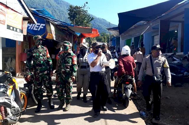 Satgas Aman Nusa II, Polres Flotim Bersama Dinas Terkait Lakukan Himbauan Persuasif Pencegahan Penyebaran COVID-19 Di Pasar Oka