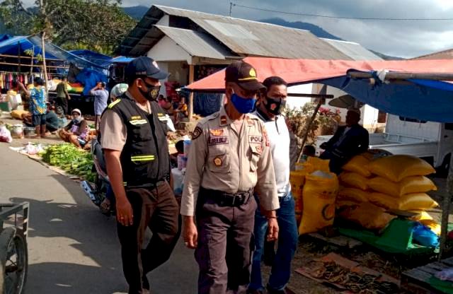 Kapolsek Wulanggitang Pimpin Patroli di Pasar Inpres Boru