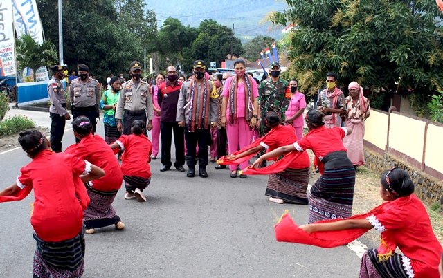 Kunjungan Kerja Kapolres Flotim ke Boru dan Titehena Disambut Dengan Tarian Adat