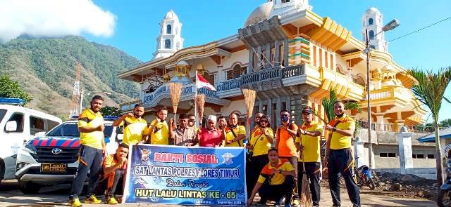Menjelang Hut Lalu Lintas Bhyangkara Ke-65, Satlantas Polres Flotim Baksos Bersihkan Rumah Ibadah