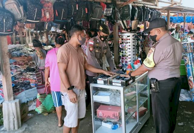 Patroli Pasar, Bhabinkamtibmas Bersama Personel Polsek Wulanggitang Ajak Warga Adaptasi Kebiasaan Baru