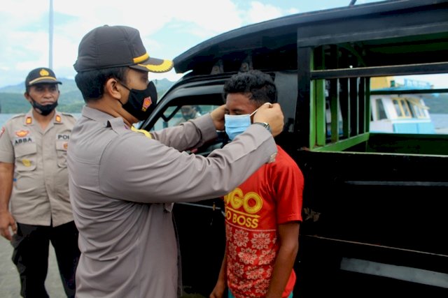 Pimpin Giat Patroli Aman Nusa II, Kapolres Flotim Berikan Masker