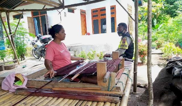 Bhabinkamtibmas Sambang Komunikasi Dengan Warga Masyarakat Dusun III Desa Bama