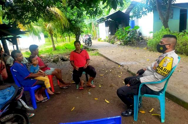 Bhabinkamtibmas Lakukan Sambang Komunikasi Dengan Tokoh Masyarakat Desa Kimakamak