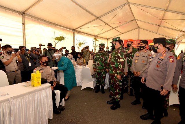 Panglima Tni dan Kapolri Tinjau Langsung Pelaksanaan Vaksinasi Prajurit TNI-POLRI di Polda Kepri