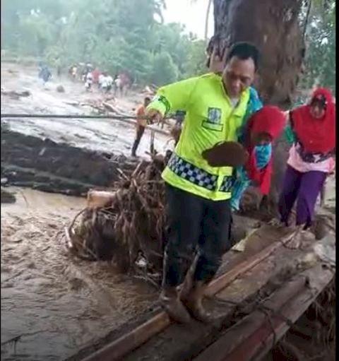 Gendong Anak, Kapolres Flotim Bersama Personelnya Bantu Evakuasi Korban Bencana