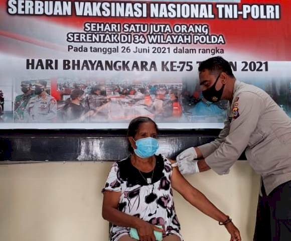 Memperingati Hari Bhayangkara ke-75, Polres Flotim Gelar Vaksinasi Covid-19 Massal