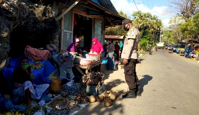 Sambangi Pasar, Bhabinkamtibmas Sampaikan Himbauan Terkait PPKM