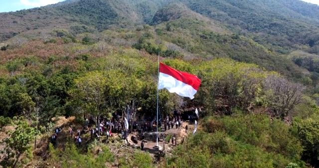Perdana, Polres Flotim Kibarkan Bendera Merah Putih di Bukit Postoh