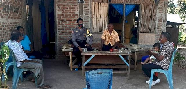 Jalin Kemitraan, Bhabinkamtibmas Silaturahmi ke Tokoh Masyarakat Desa Bahinga