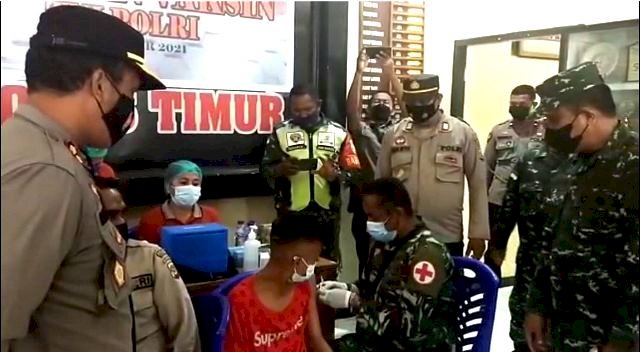 Danrem 161 / Wirasakti Pantau Pelaksanaan Vaksinasi TNI-POLRI di Flotim