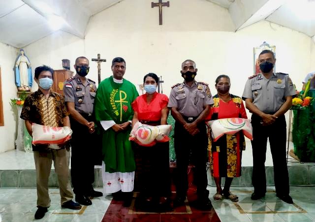 Minggu Kasih, Polres Flotim Berikan Sumbangan Serta Salurkan Bansos Kepada Umat Gereja ST. Cornelius Pohon Bao