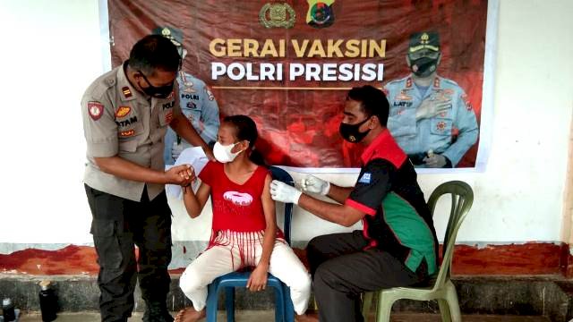 Jangkau Masyarakat, Tim Vaksinasi Polres Flotim Turun Kedesa Dirikan Gerai Vaksin Polri Presisi