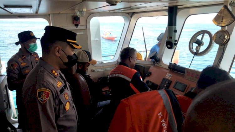 Upaya Evakuasi, Kapolres Flotim Terjun ke Lokasi Kandasnya KM Sirimau