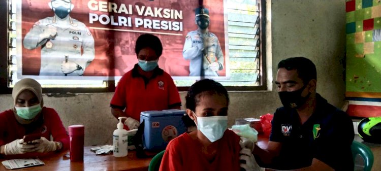 Gencarkan Vaksinasi, Polres Flotim Datangi Kantor Lurah Gelar Vaksinasi