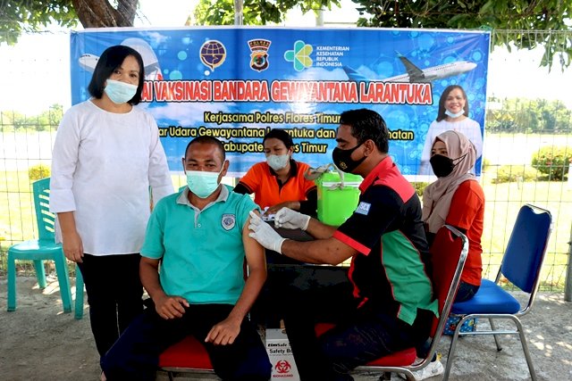 Peringati Hari Bhayangkara Ke-76, Polres Flotim Gelar Vaksinasi di Bandara Larantuka