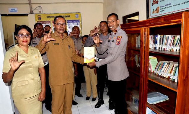 Penyerahan Buku Perpustakaan Oleh Kadis Perpustakaan dan Kearsipan ke Polres Flotim