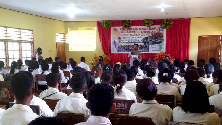 Berikan Edukasi, Sat Binmas Polres Flotim Sosialisasi Kamtibmas dan UU ITE di SMK Lamaholot