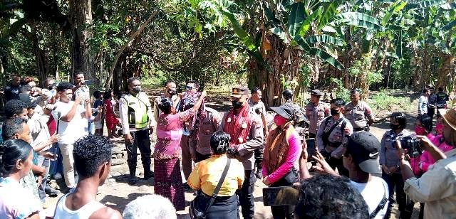 Disambut antusias warganya, Kapolres Flotim Sambangi dan Bagikan Bansos di Dusun Terpencil